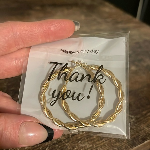 Gold Hoops Earrings with twist - Picture 3 of 3